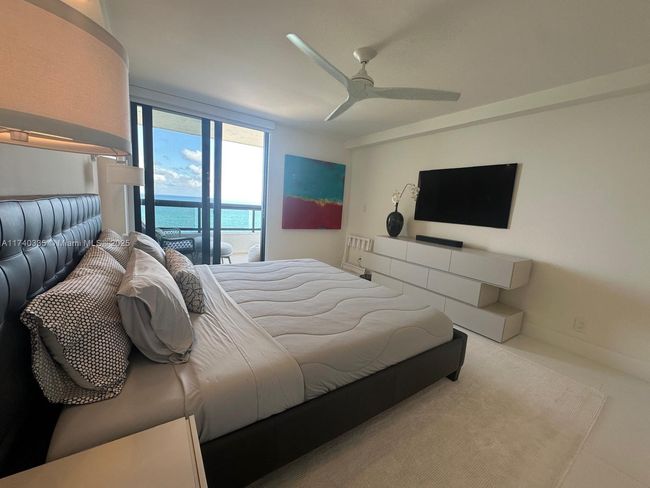 APT-1907 - 2555 Collins Ave, Condo with 2 bedrooms, 2 bathrooms and null parking in Miami Beach FL | Image 8