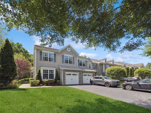 870 Huntington Dr, Fishkill, NY, 12524-4918 | Card Image