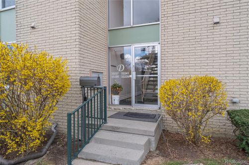 67-33241 Fargo St, Livonia, MI, 48152-1448 | Card Image