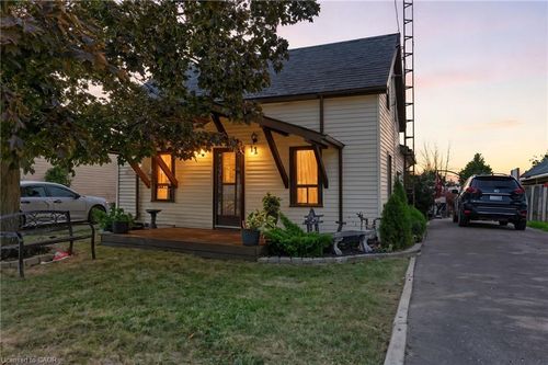 11 Main St W, Fisherville, ON, N0A1G0 | Card Image