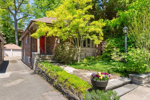 16 Halford Ave, York., ON, M6S4E9 | Card Image
