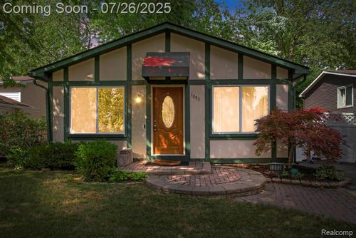 1093 Hendricks Way, Waterford, MI, 48328-4230 | Card Image