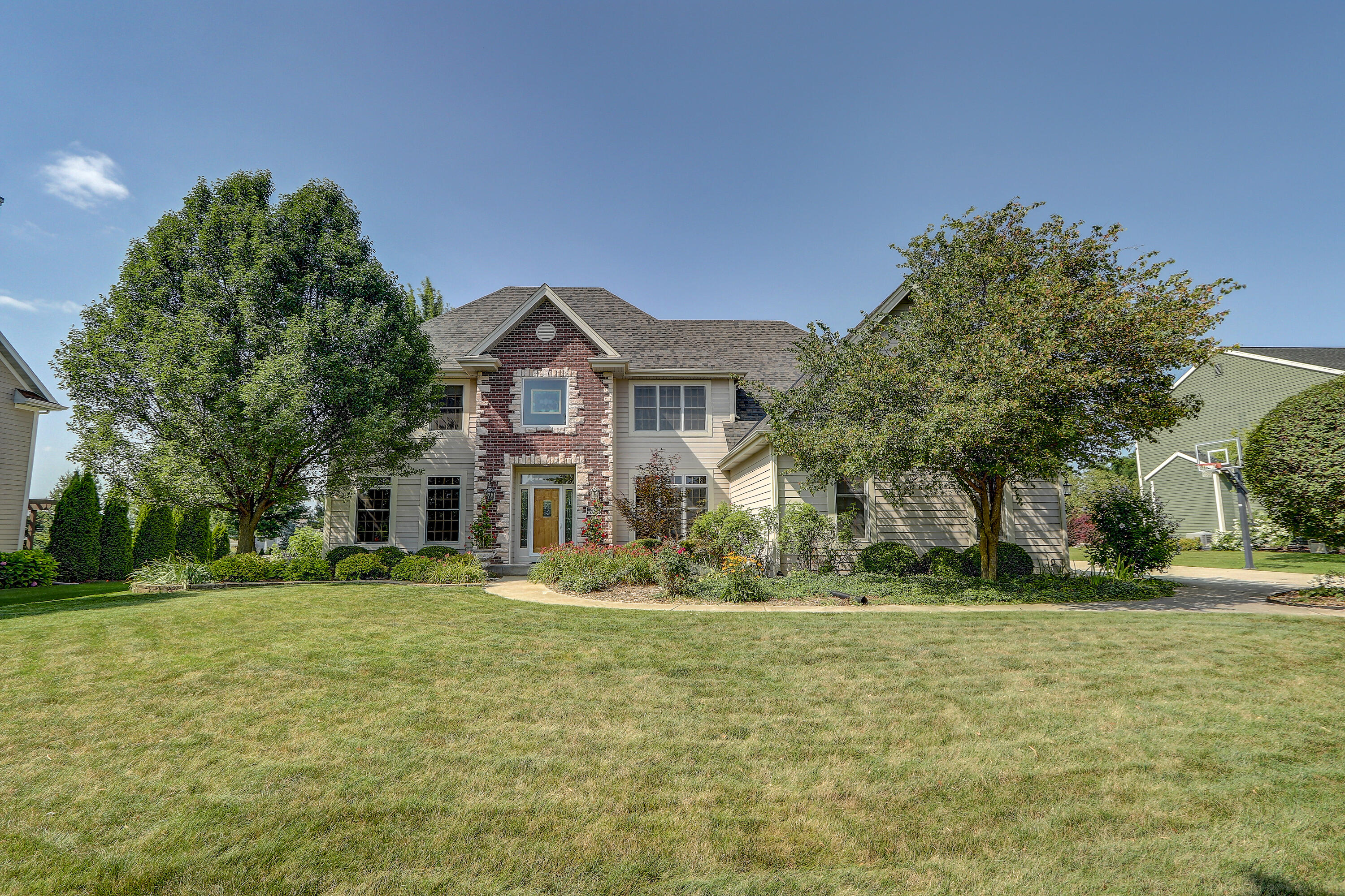 Walnut Way Dr, Menomonee Falls, WI 53051