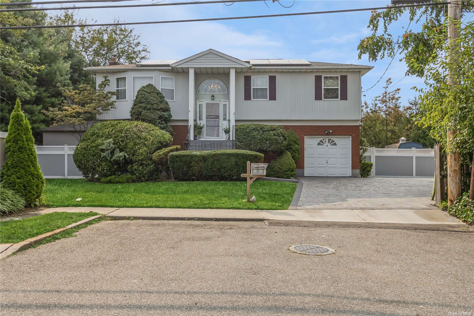 Andrew Ln, Bethpage, NY 11714