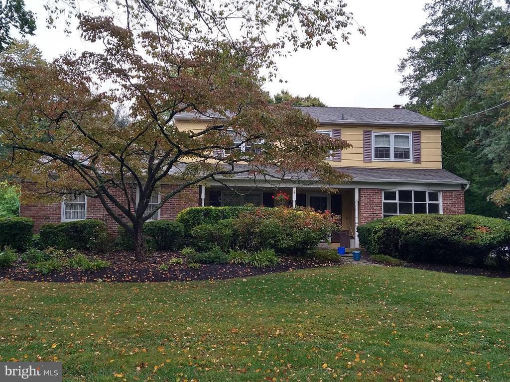 Damian Dr, Hatboro, PA 19040
