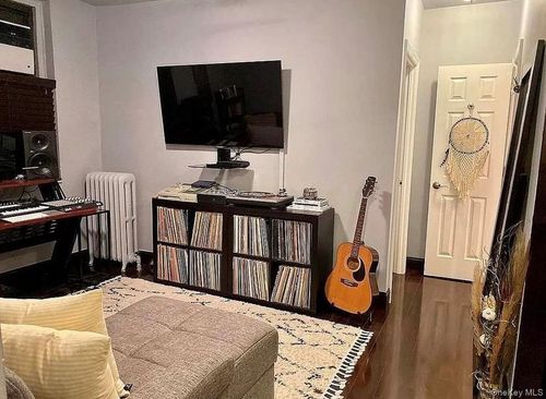 1b-21-06 35th Street, New York, NY, 11105 | Card Image