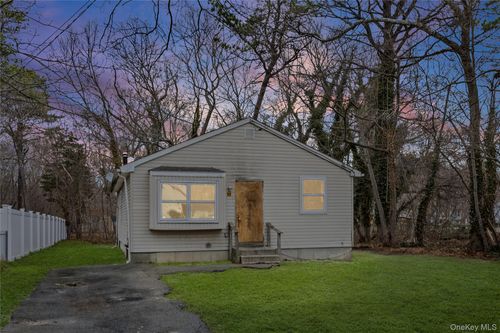 85 Norfleet Ln, Coram, NY, 11727-4045 | Card Image