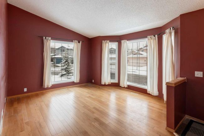 87 Tuscany Ridge View Nw, Home with 3 bedrooms, 2 bathrooms and 4 parking in Calgary AB | Image 3