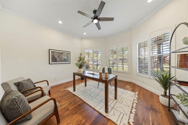 Large private office in front of home. | Image 8