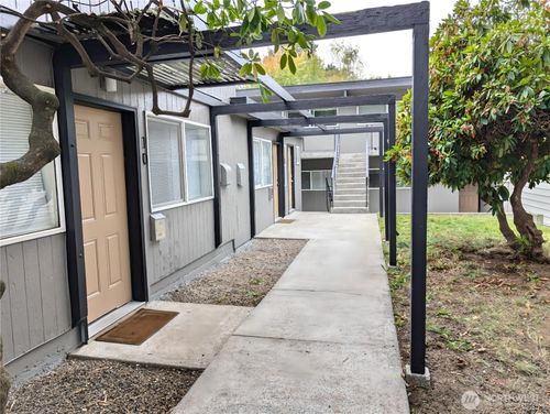 8805 14th Ave S, Seattle, WA, 98108-4861 | Card Image