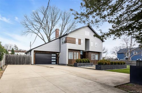 3 Maple St, Glenwood Landing, NY, 11547-3071 | Card Image