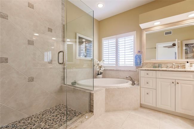 C-302 - 7048 Pelican Bay Boulevard, Condo with 2 bedrooms, 2 bathrooms and null parking in Naples FL | Image 21