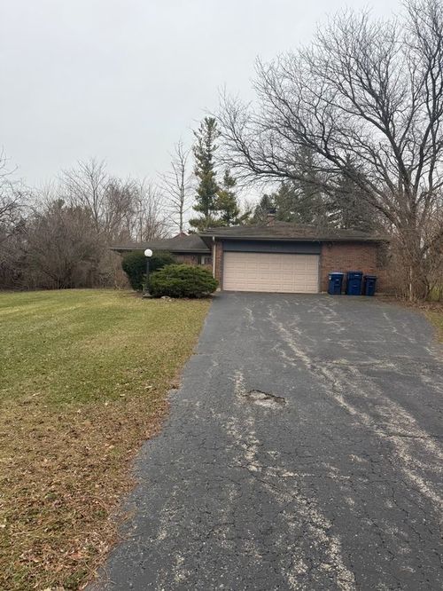 39W607 Hemlock Dr, St. Charles, IL, 60175-8520 | Card Image