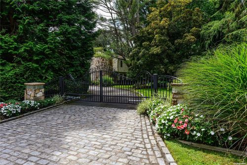4 Summerwind Dr, Glen Head, NY, 11545-3012 | Card Image