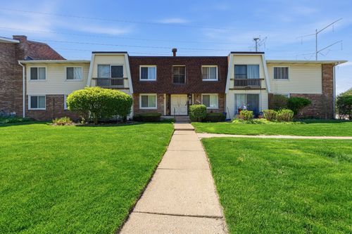 3-6818 Roberts Dr, Woodridge, IL, 60517-1551 | Card Image