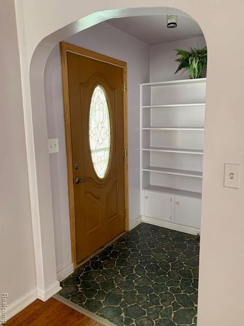 320 W Mcclellan St, Flint, MI, 48505-4075 | Card Image