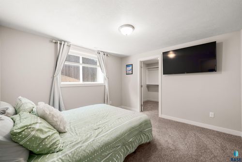 3809 S Home Plate Ave, Sioux Falls, SD, 57110-8586 | Card Image