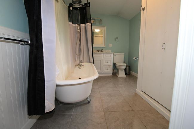 Full Bath on Upper Level | Image 24
