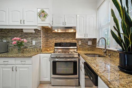 18 Laidlaw Ave, Jersey City, NJ, 07306-1506 | Card Image