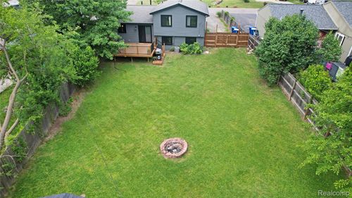 3851 Mapleleaf Rd, Waterford, MI, 48328-4056 | Card Image