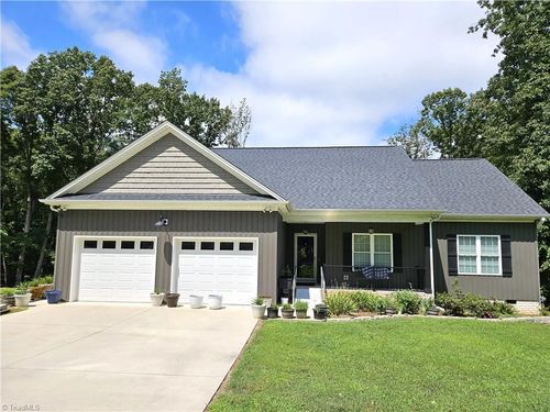 409 Winchester Dr, King, NC, 27021-9221 | Card Image