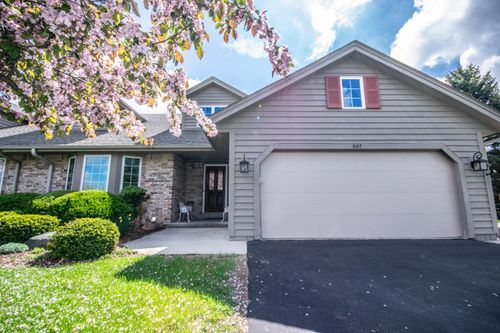 207 Deer Ridge Dr, West Bend, WI, 53095-5303 | Card Image