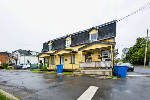 71 Rue St Isidore, Home with 2 bedrooms, 1 bathrooms and null parking in Salaberry de Valleyfield QC | Card Image