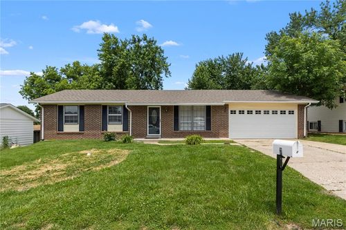 7 Sunnyfield Rd, Saint Peters, MO, 63376-1566 | Card Image