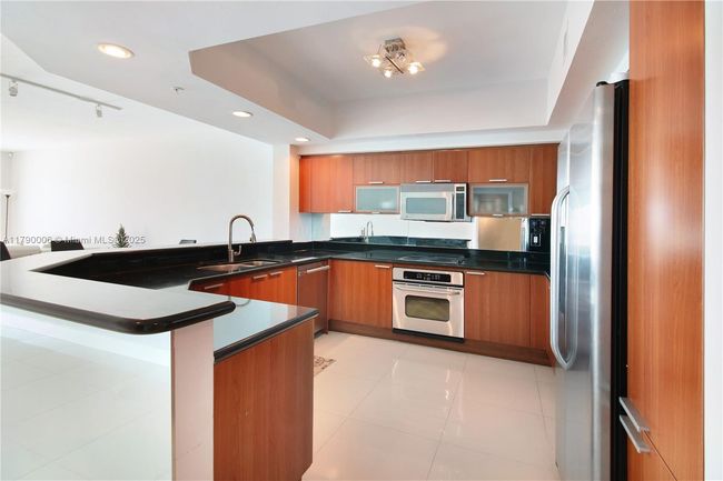 APT-1103 - 14951 Royal Oaks Ln, Condo with 3 bedrooms, 2 bathrooms and null parking in North Miami FL | Image 5