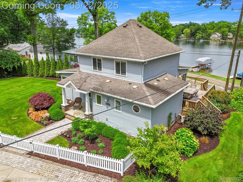 5443 Ridgemont St, Howell, MI, 48843-8176 | Card Image
