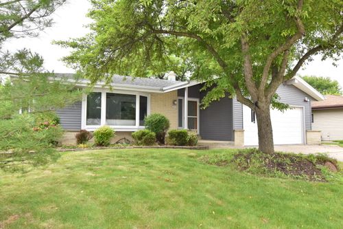 2091 E Spruce Ct, Oak Creek, WI, 53154-1233 | Card Image
