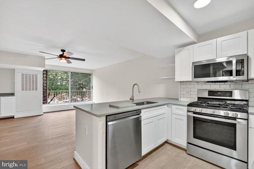 s221-800 4th St Sw, WASHINGTON, DC, 20024-3043 | Card Image