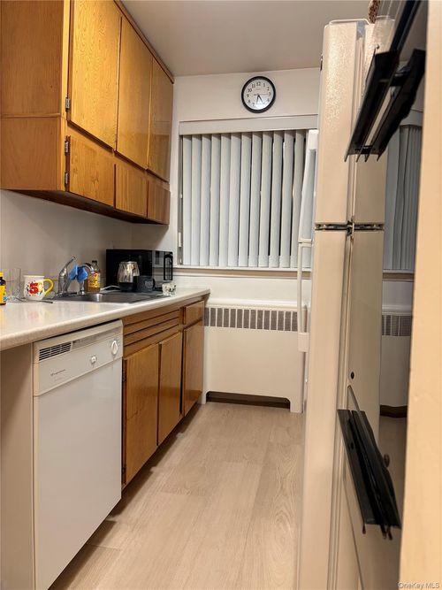 apt-138-200 Atlantic Ave, Lynbrook, NY, 11563-3507 | Card Image