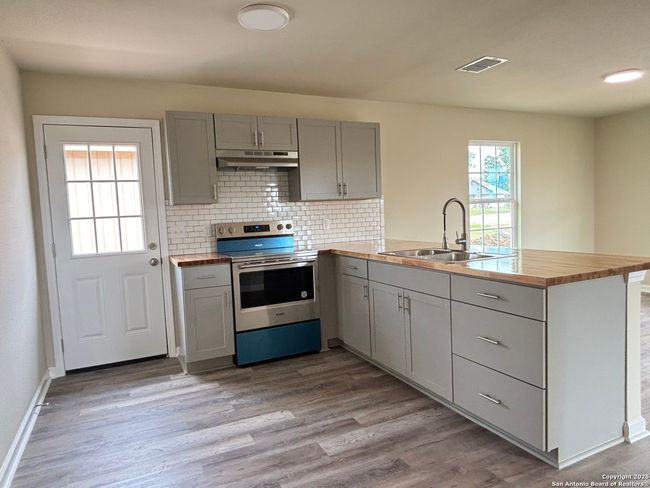 708 E 5 Th St, House other with 3 bedrooms, 2 bathrooms and null parking in Nixon TX | Image 10