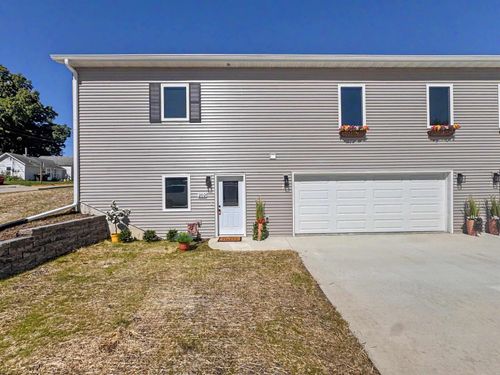 202 3rd St Nw, Waukon, IA, 52172 | Card Image