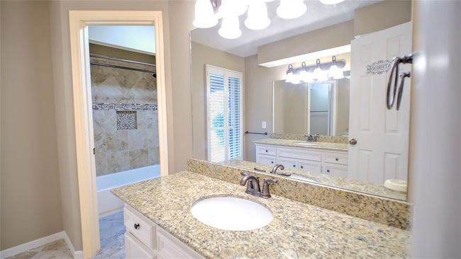 Dual sink bathroom | Image 18