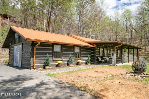 3650 Four Seasons Ln, Sevierville, TN, 37862-8554 | Card Image