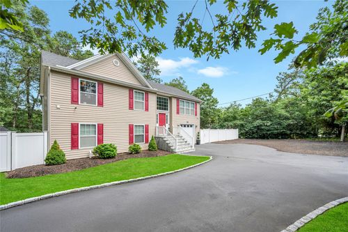655 Whiskey Rd, Ridge, NY, 11961-1166 | Card Image