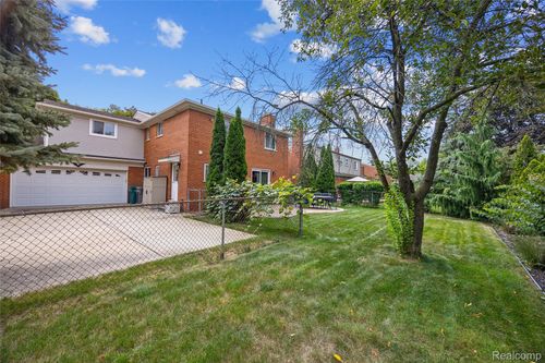 1 Snow Ct, Dearborn, MI, 48124-4138 | Card Image