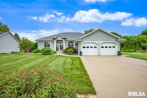 4 Fairway Dr, Monmouth, IL, 61462-8691 | Card Image