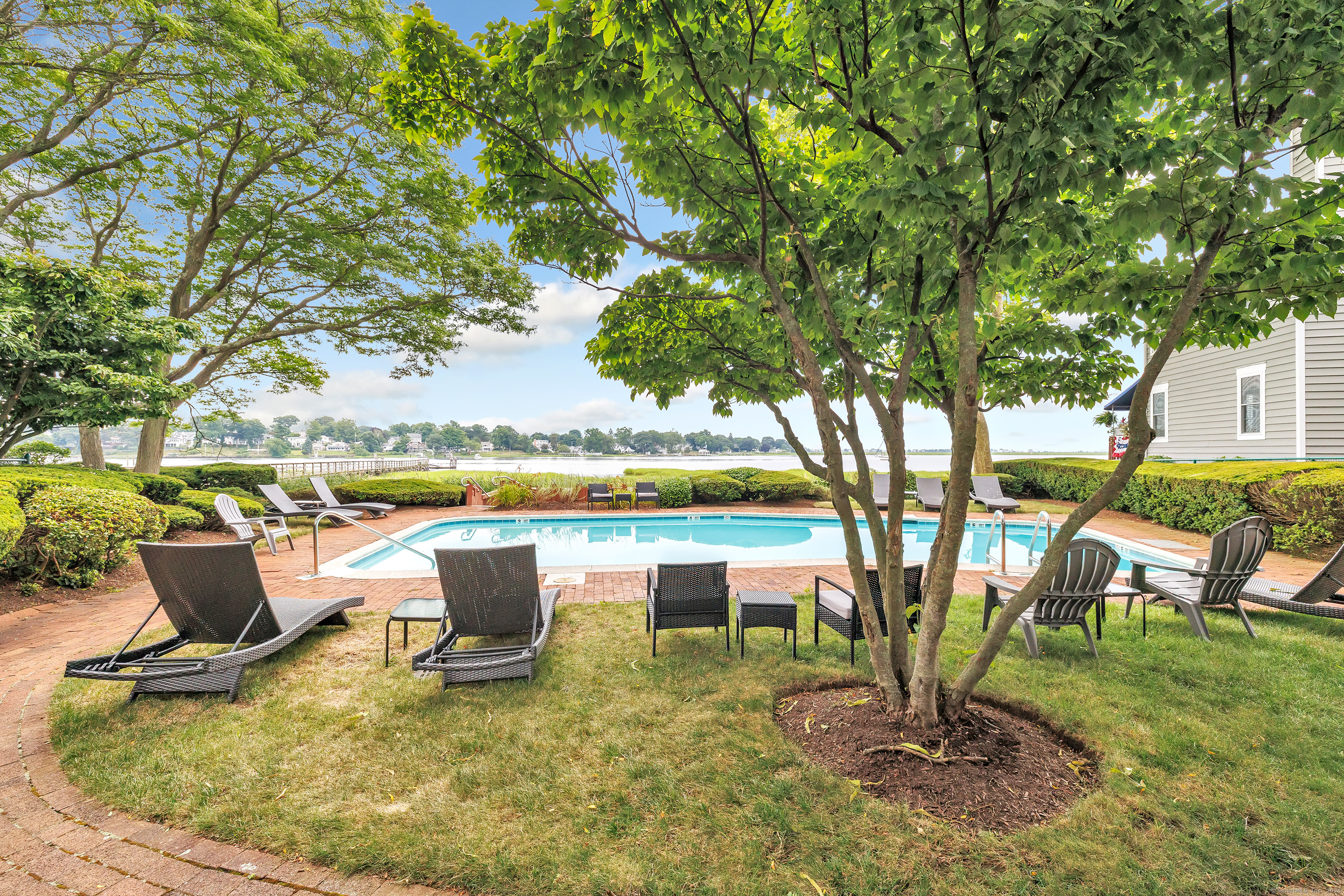 Ferry Ct, Stratford, CT 06615