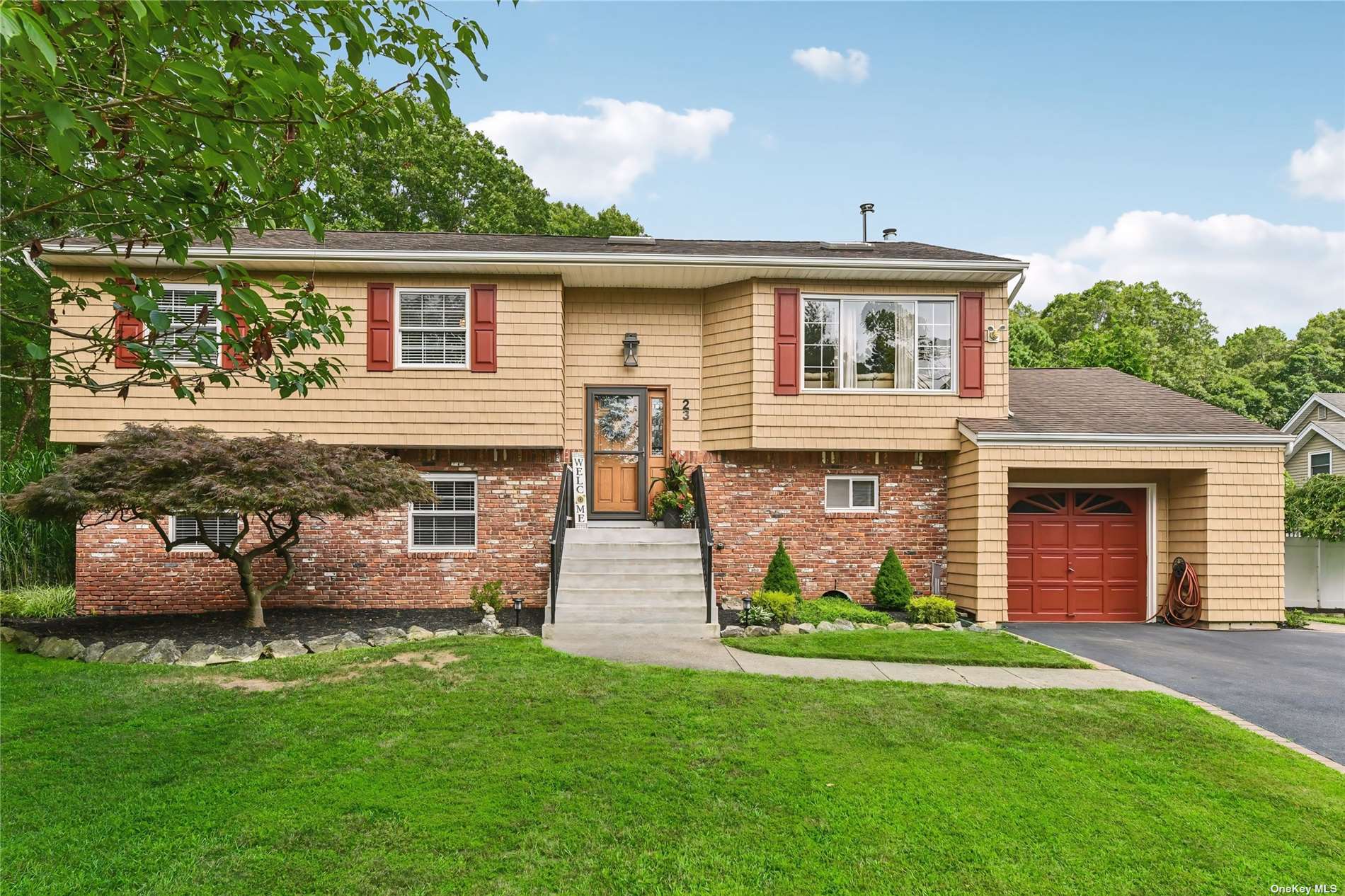 Nicole Ct, Bohemia, NY 11716