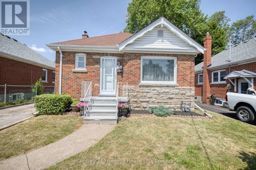 6477 Barker St, Niagara Falls, ON, L2G1Y6 | Card Image