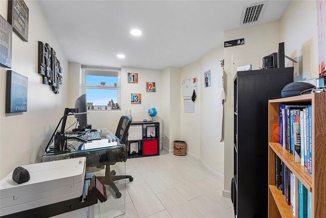 Office / Den | Image 11