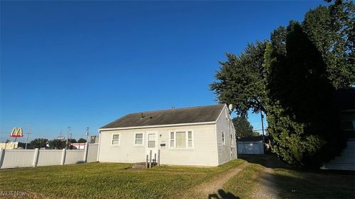 1927 Harmont Ave Ne, Canton, OH, 44705-3307 | Card Image