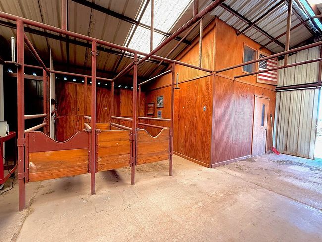 Breeding barn | Image 6