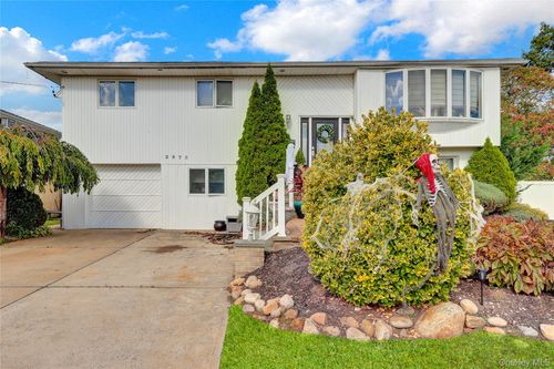 2573 Harvard Ln, Seaford, NY, 11783-3528 | Card Image