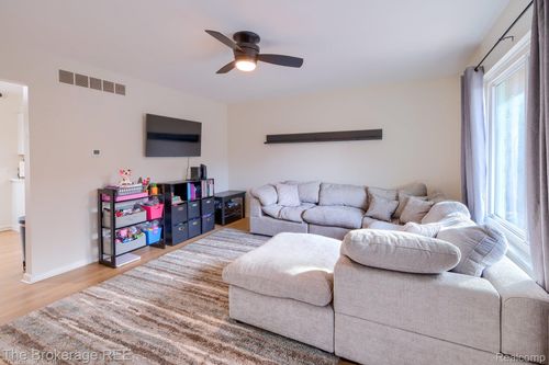 370 Oakwood Rd, Ortonville, MI, 48462-8638 | Card Image