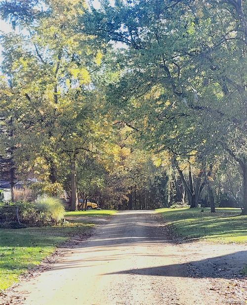 1110 Ferguson St, Lake Orion, MI, 48362-1923 | Card Image