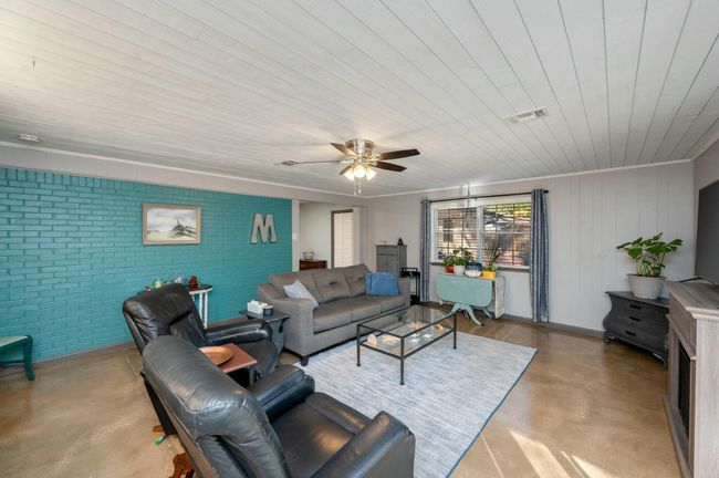 Den | Image 19